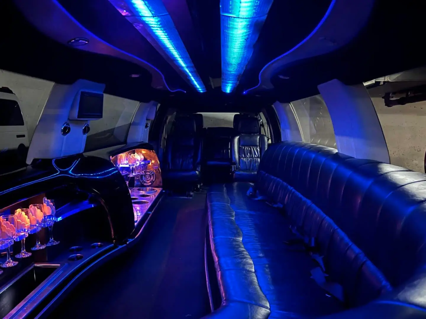 Cascade-Limousine_12 Pax_Ford Expedition_Interior 3